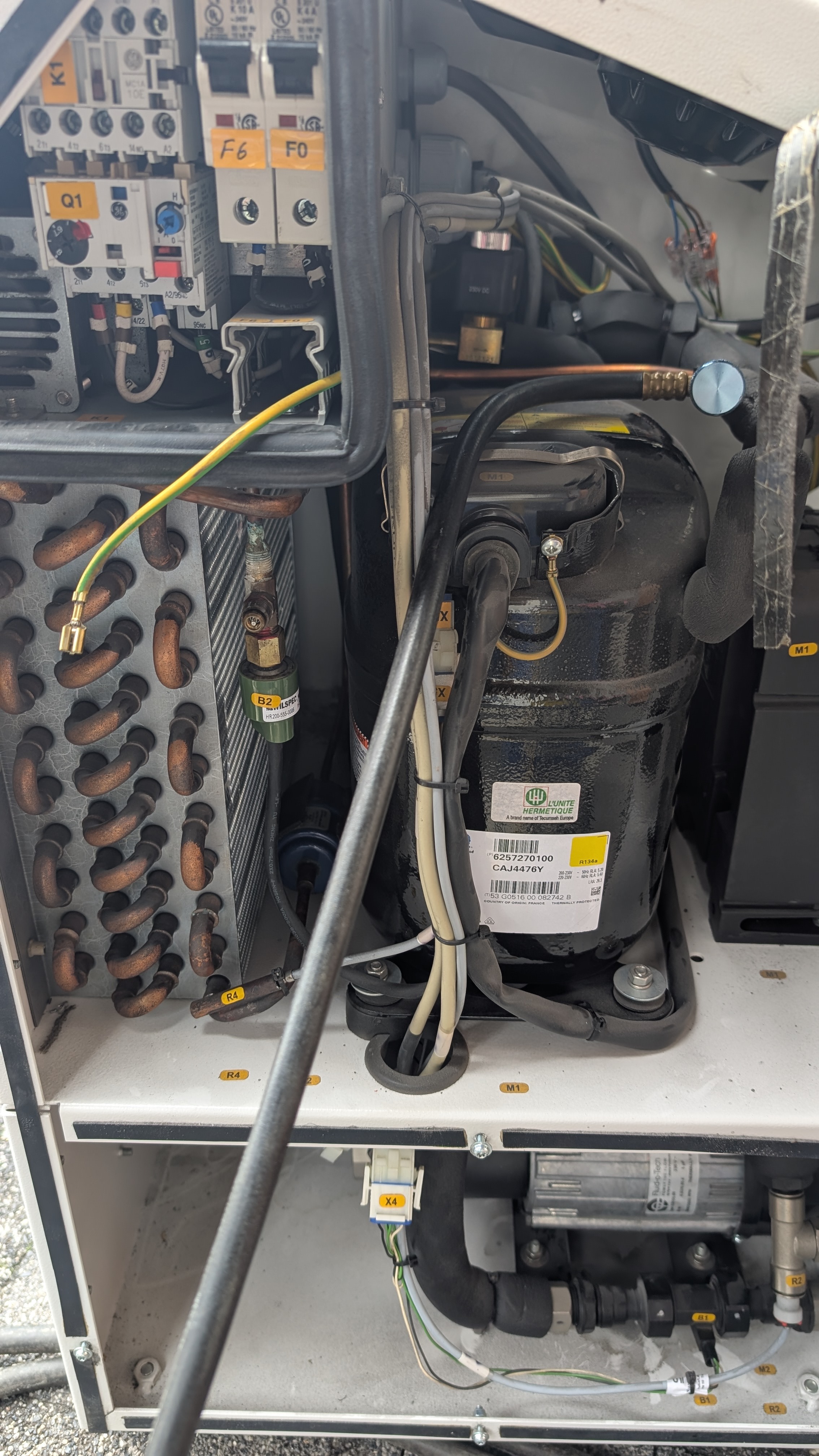 Wnętrze Thermotek AG ZKS-3 – sprężarka L'Unité Hermetique CAJ4476Y R134a, skraplacz, szafa elektryczna